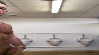 Exhibition au stade avec branlette l’intérieur