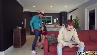 F5-Young Gamer Knows How to Prioritize Correctly!
