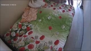 Jeune couple baise plusieurs fois pour la cam
