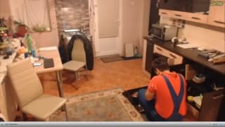 Une excitée du cul chauffe le plombier