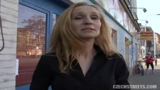Une femme brune baise en public contre des sous